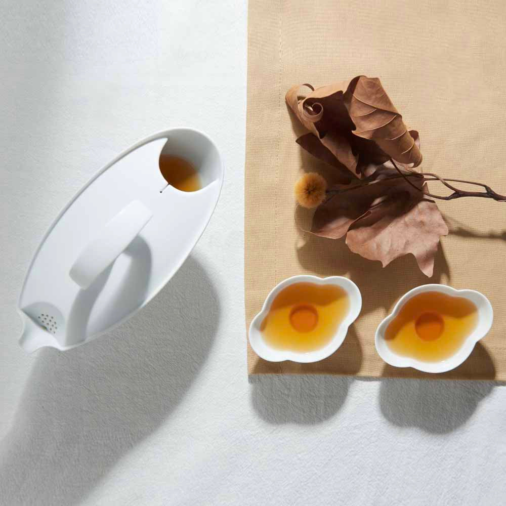 行雲白瓷茶壺與茶點擺盤|現代茶席中的山水意象