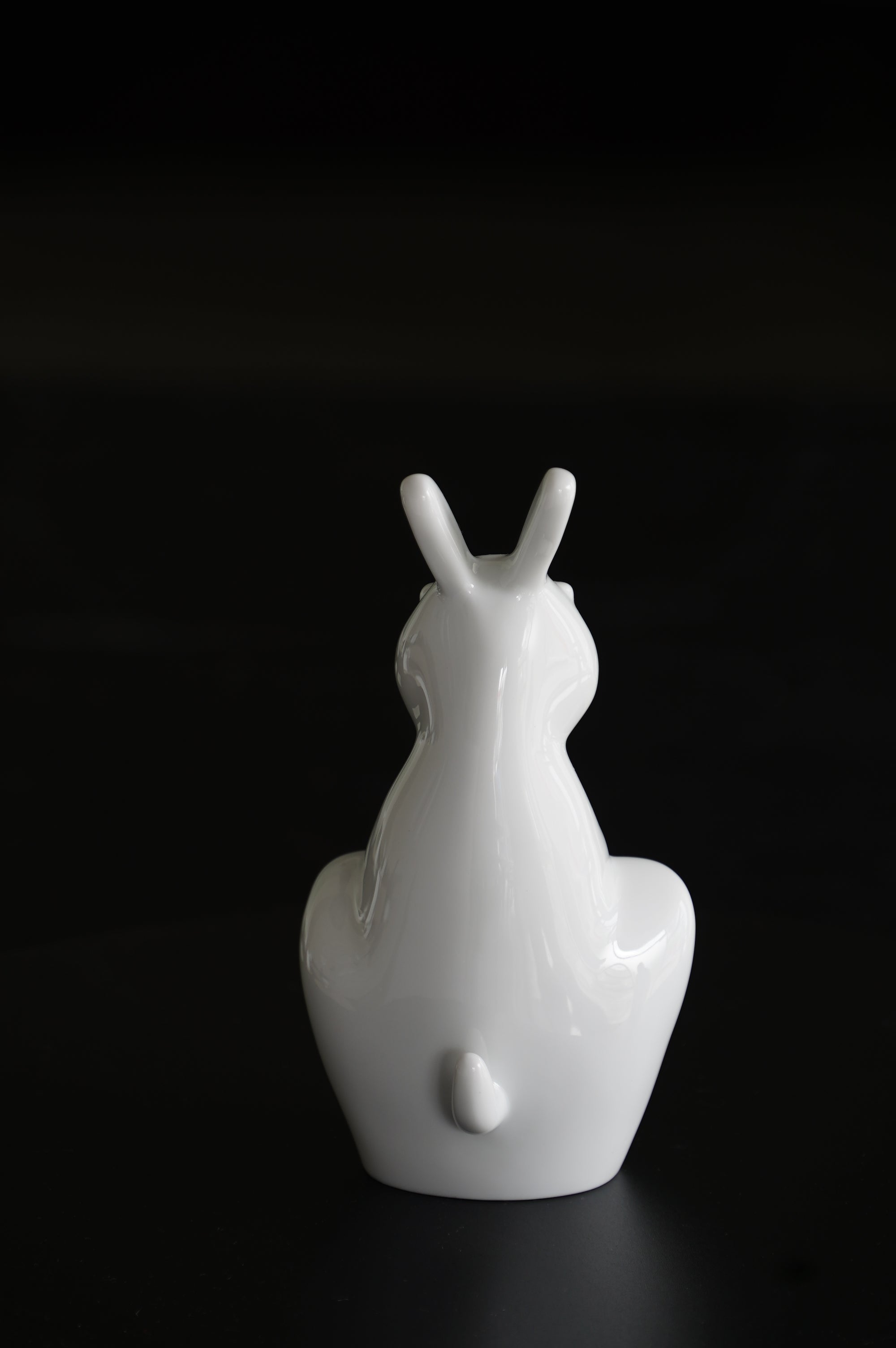 台灣藝術家設計白瓷兔(背面),融合東方文化與當代美學