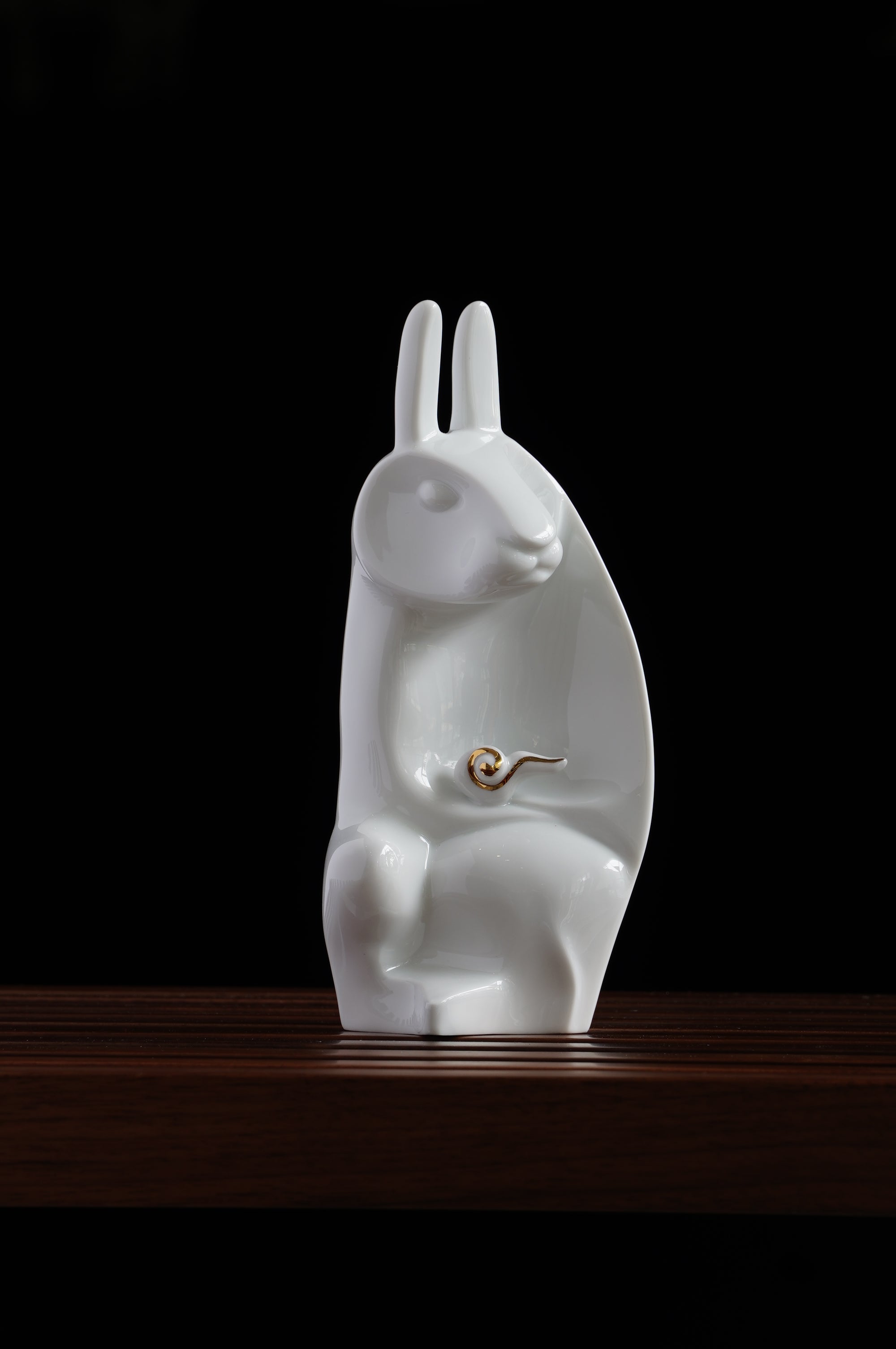 八方新氣白瓷兔子雕像捧祥雲|東方禮品擺飾推薦