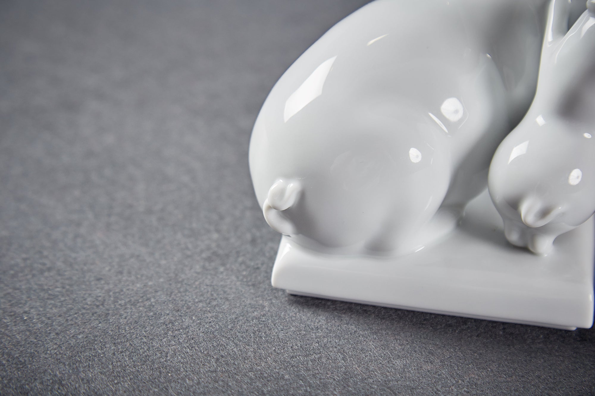 長樂瓷偶圓潤飽滿的線條設計,象徵和諧圓融與溫暖支持