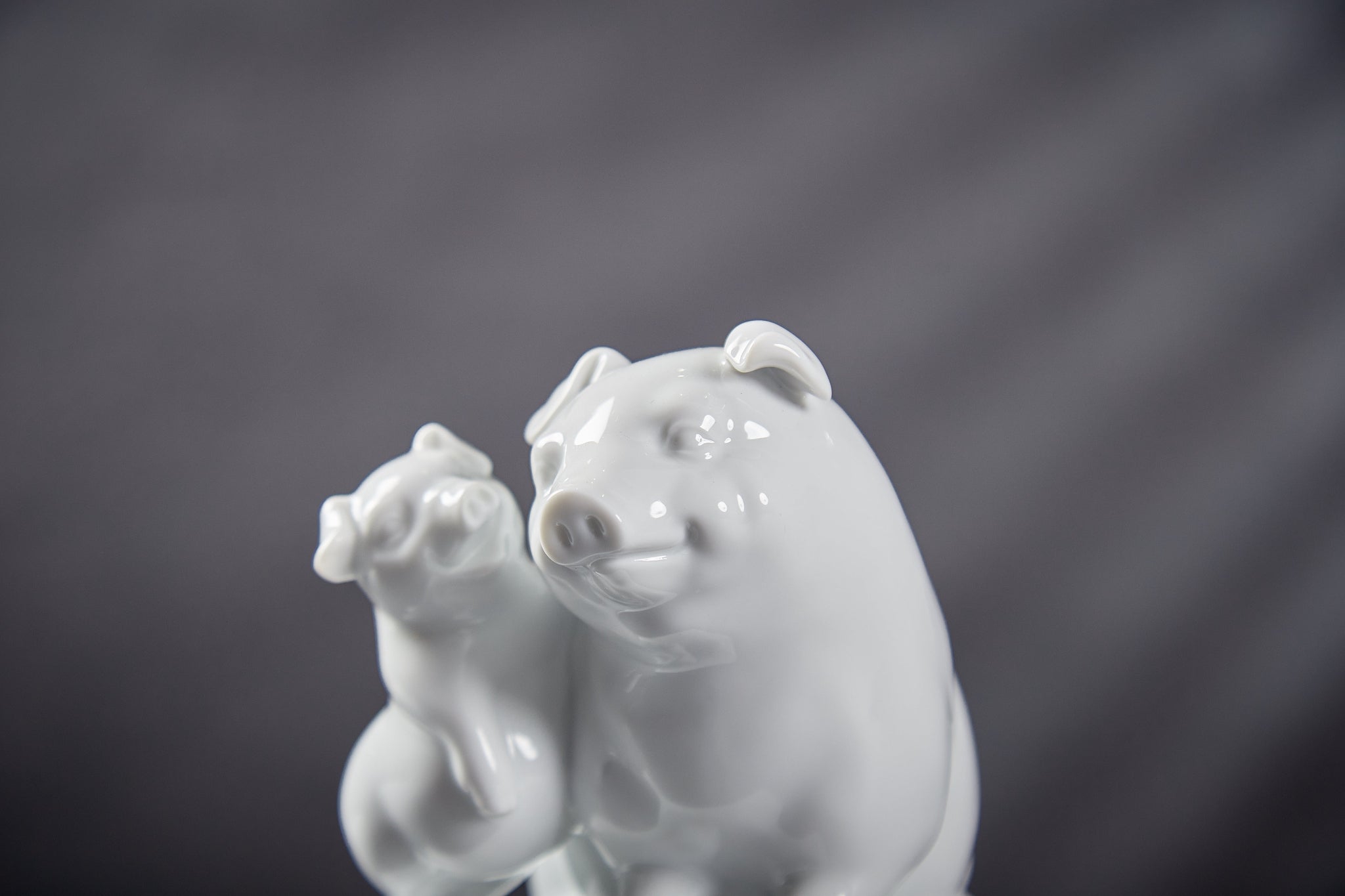 長樂作品雙豬相依依偎,傳遞知足常樂與幸福情誼的瓷偶擺件