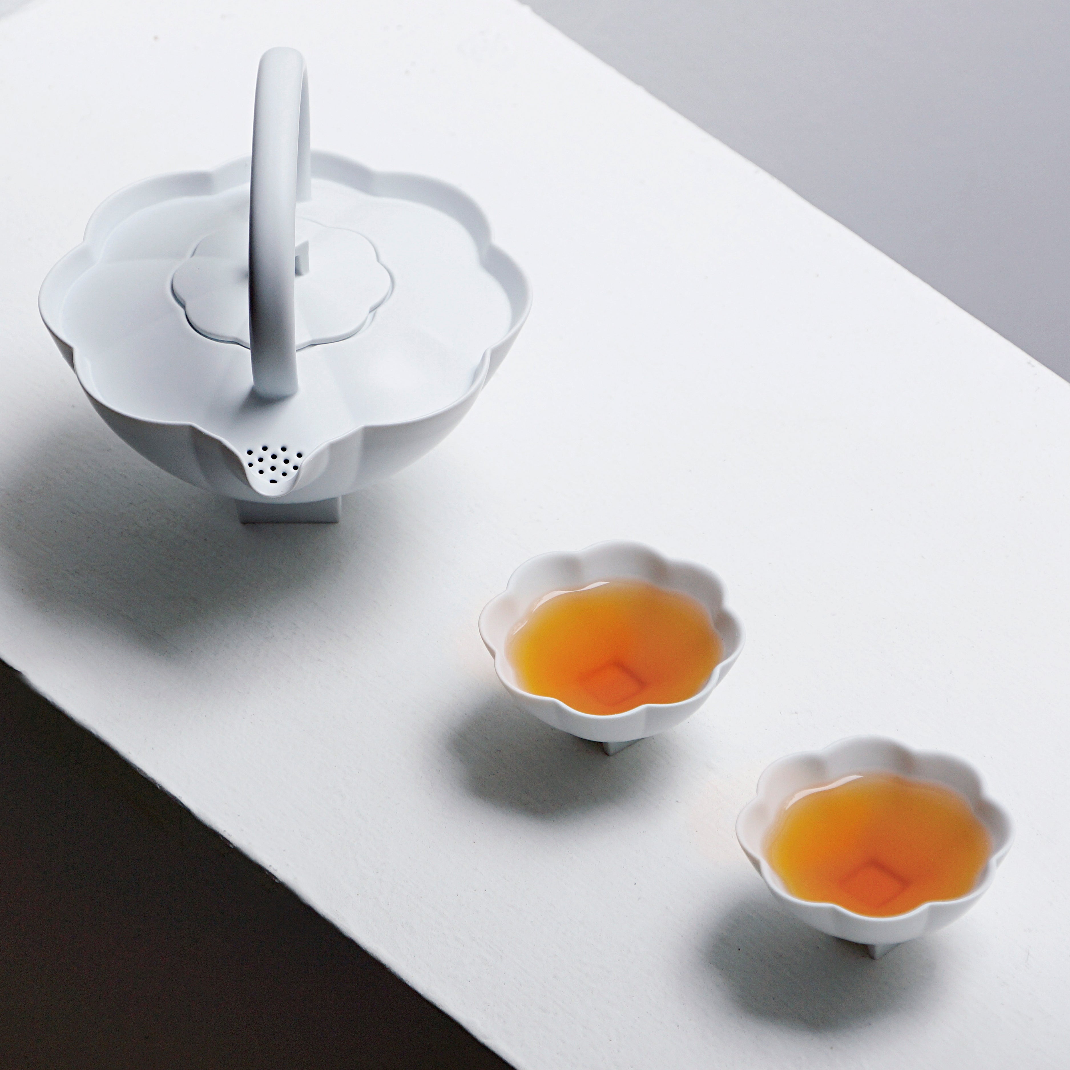 長春壺全景,展示花瓣構造與圓形提樑
Full view of “Spring in Bloom” teapot with petal body and circular handle