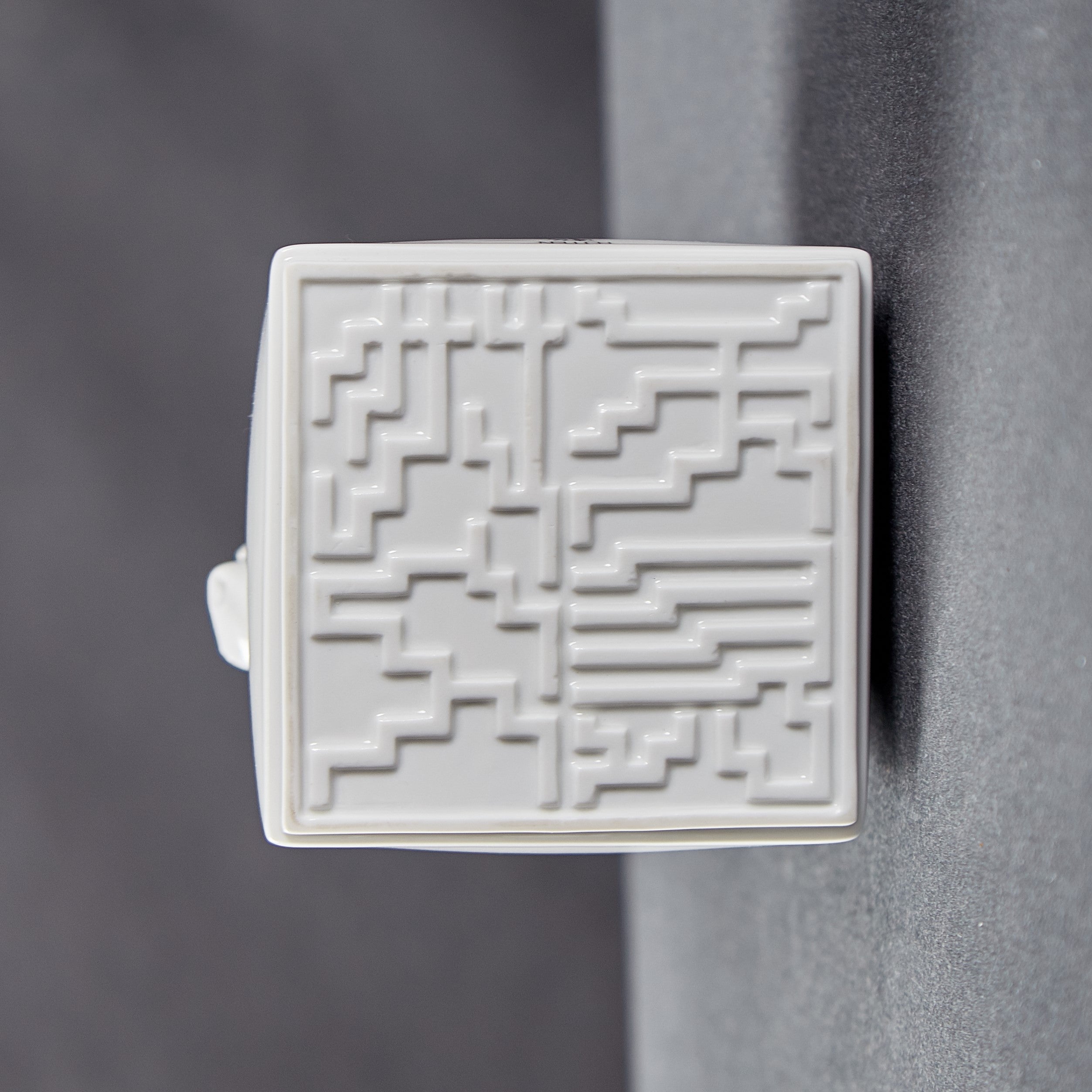 雙馬造型象徵陪伴與信任,底部刻有「天長地久」