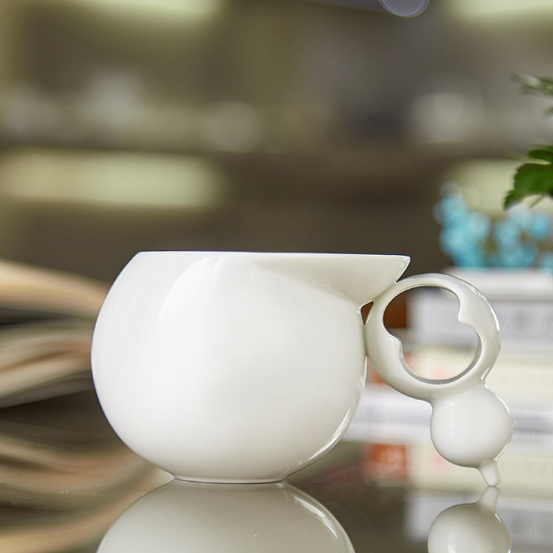 《親密時光》瓷杯,雙葫蘆造型象徵福祿與依偎,由王俠軍設計的當代藝術瓷器。