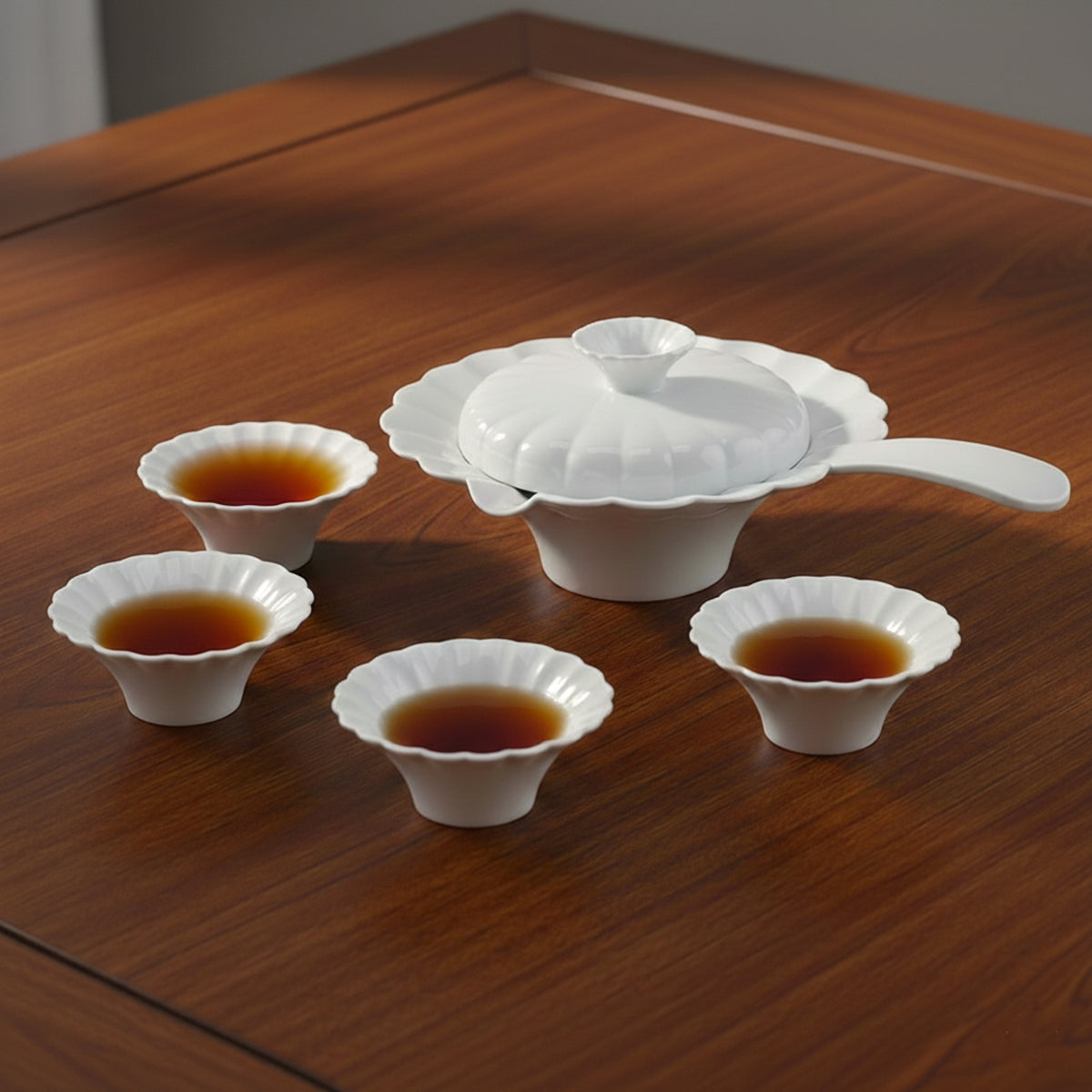 〈珍珠〉茶壺與五杯茶,木桌上