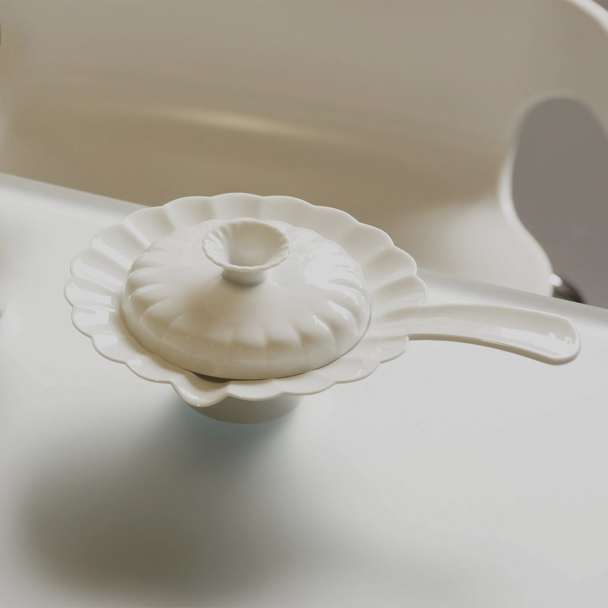 〈珍珠〉茶壺,白色桌面