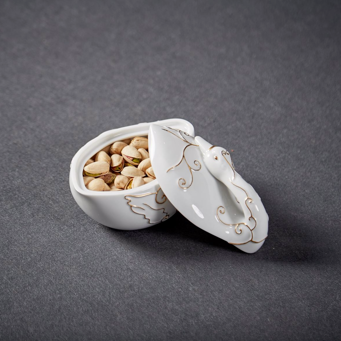 《珍愛》瓷盒作品,小巧器型中承載自省與生命機遇的寓意 可收納也可觀賞