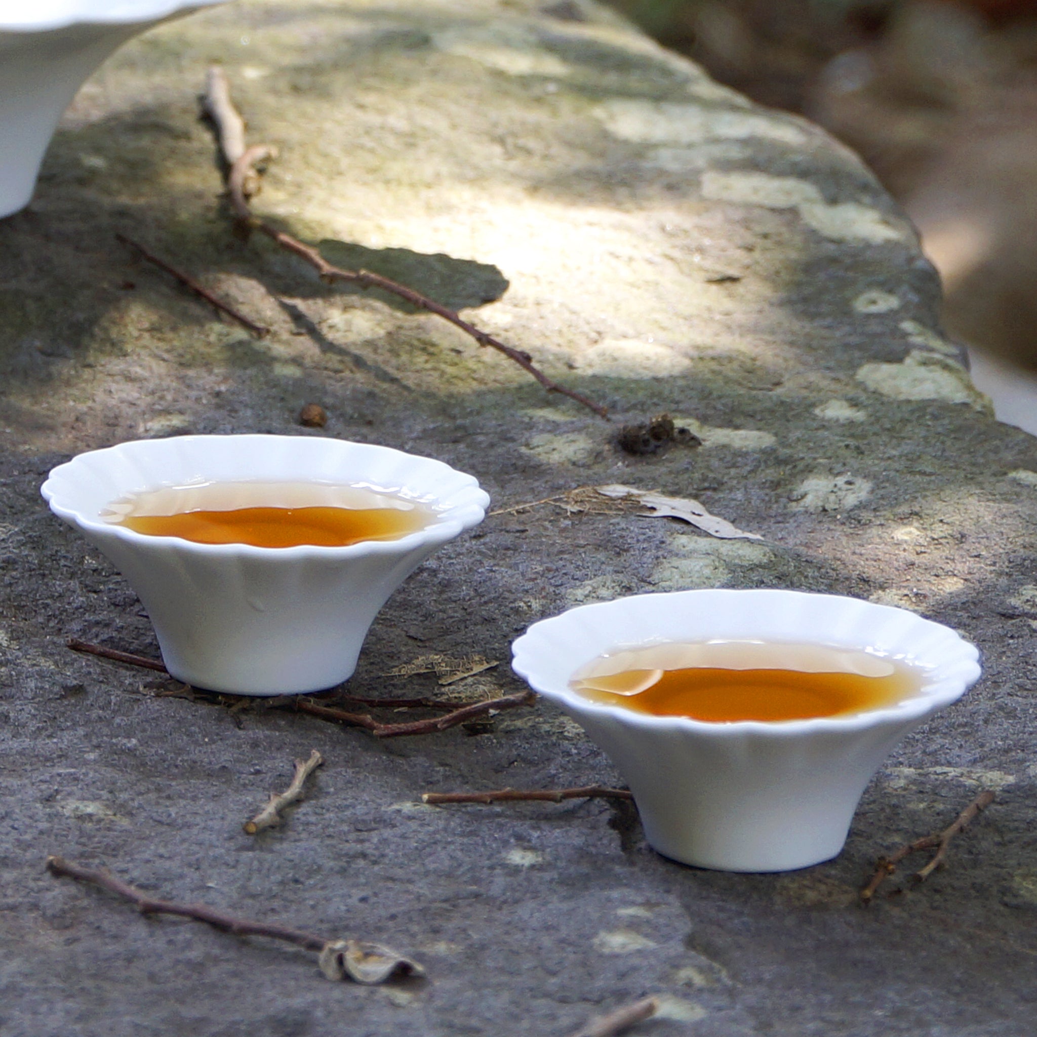 八方新氣 山水情深 亮面 白瓷光澤柔潤,《山水情深》展現平衡與寧靜