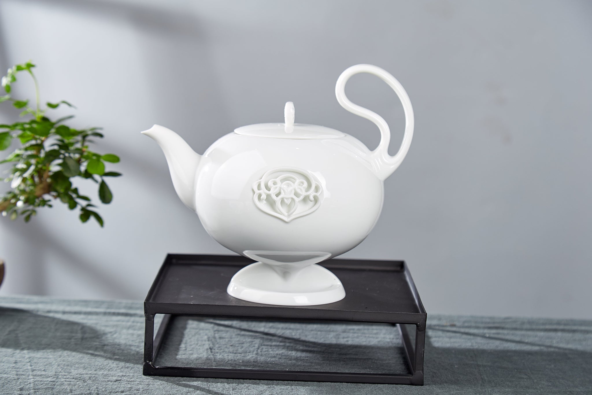 春暖花開作品與窗櫺雕飾|東方設計語彙展現