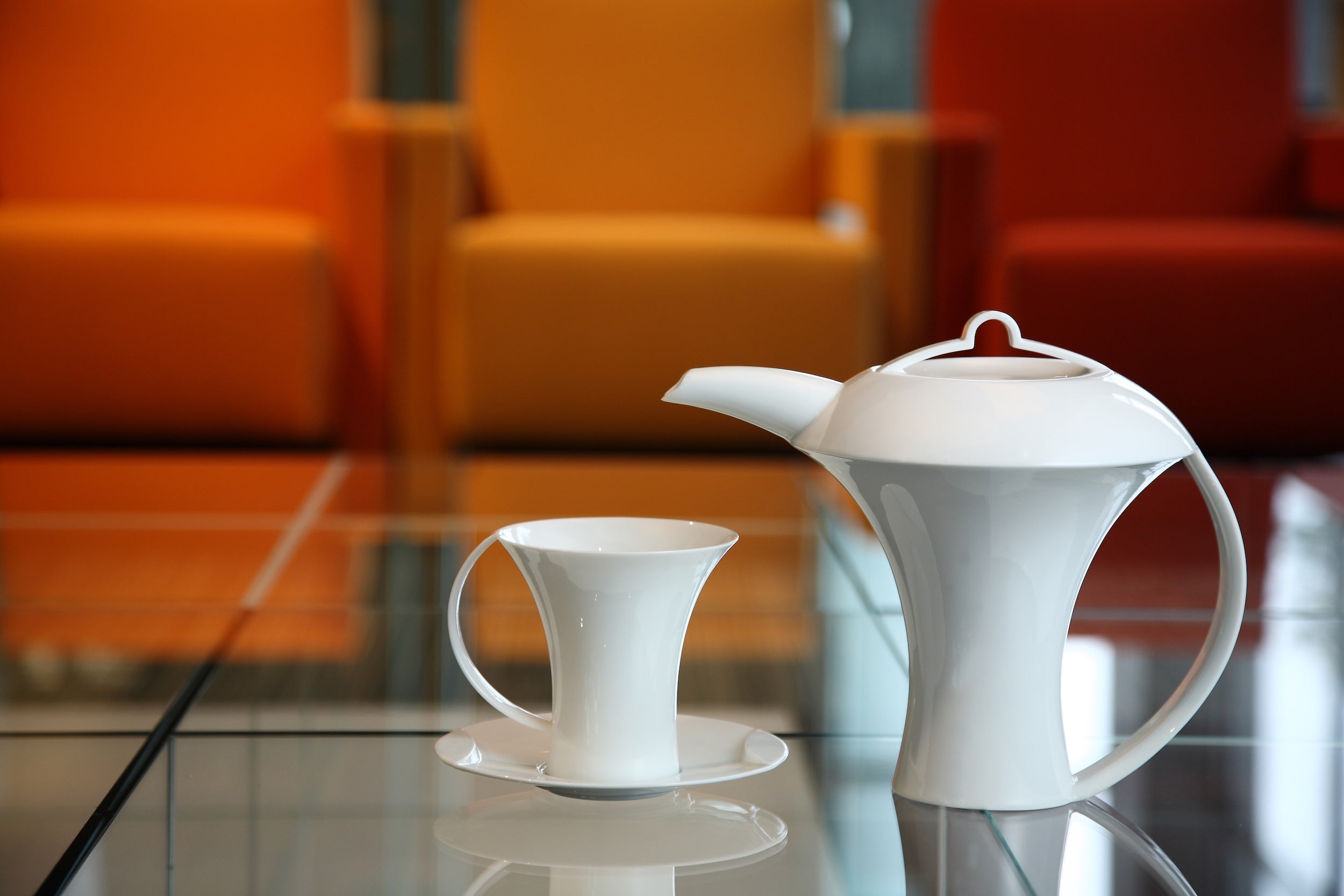 〈明月〉茶壺創作細節，白瓷結構如盈月，展現王俠軍對形式與心境的探索。