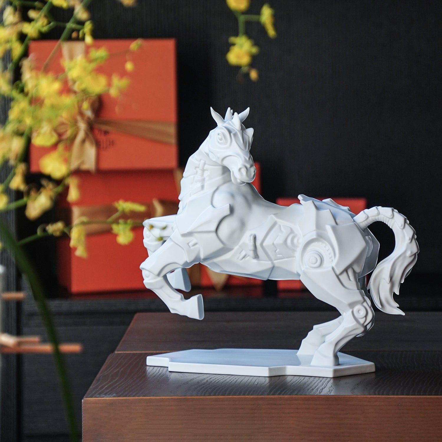 白瓷馬雕塑《金戈鐵馬》象徵人機合作與一馬當先
