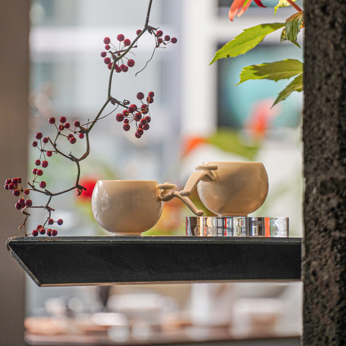 〈如意高飛〉一對茶杯，枝條茶席