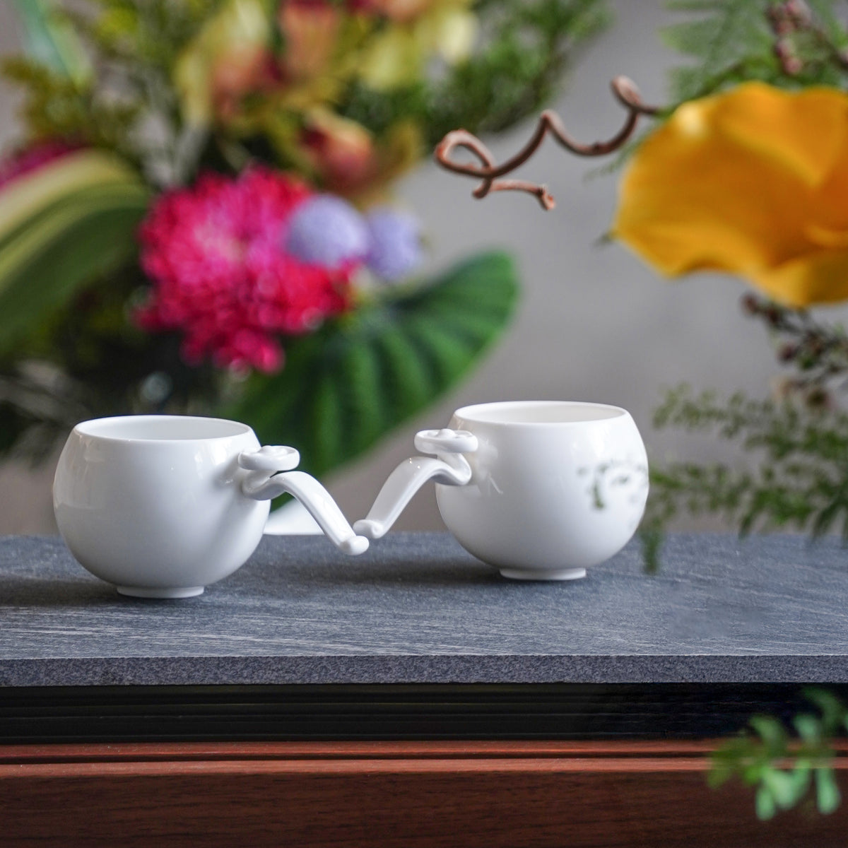 〈如意高飛〉一對茶杯，花藝背景