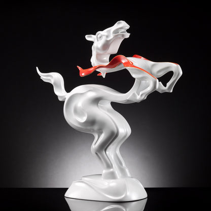 躍馬中原白瓷擺飾正面圖，展現龍馬躍起姿態
