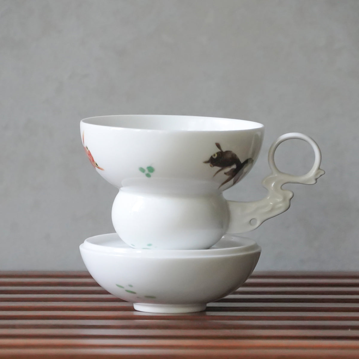 〈皓月〉金玉滿堂限定版杯盤翻開，杯身金魚