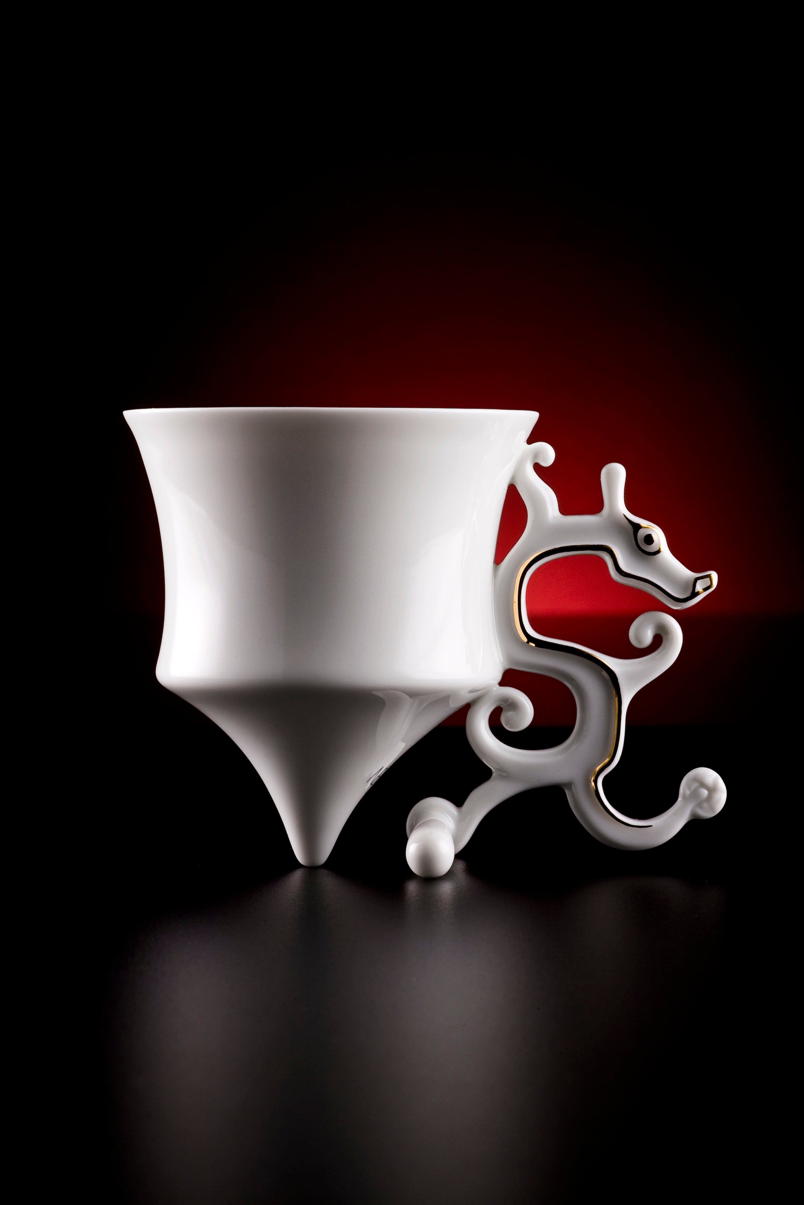 《龍尊》杯，可用於茶或咖啡。俠軍設計的現代白瓷茶杯，金邊勾勒，傳達生活美學