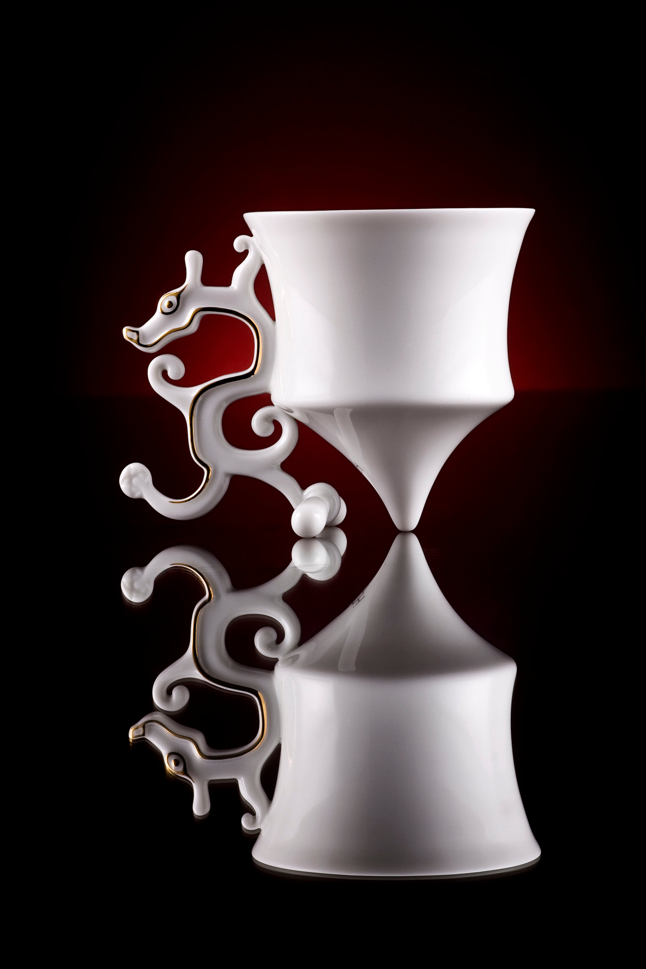《龍尊》杯，可用於茶或咖啡。俠軍設計的現代白瓷茶杯，金邊勾勒，傳達生活美學