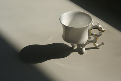 《龍尊》杯，可用於茶或咖啡。俠軍設計的現代白瓷茶杯，金邊勾勒，傳達生活美學