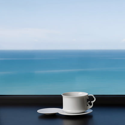海洋 Echoes of the Sea 白瓷杯盤組置於海景窗邊，以浪花耳朵造型呼應聽海意象