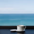 海洋 Echoes of the Sea 白瓷杯盤組置於海景窗邊，以浪花耳朵造型呼應聽海意象