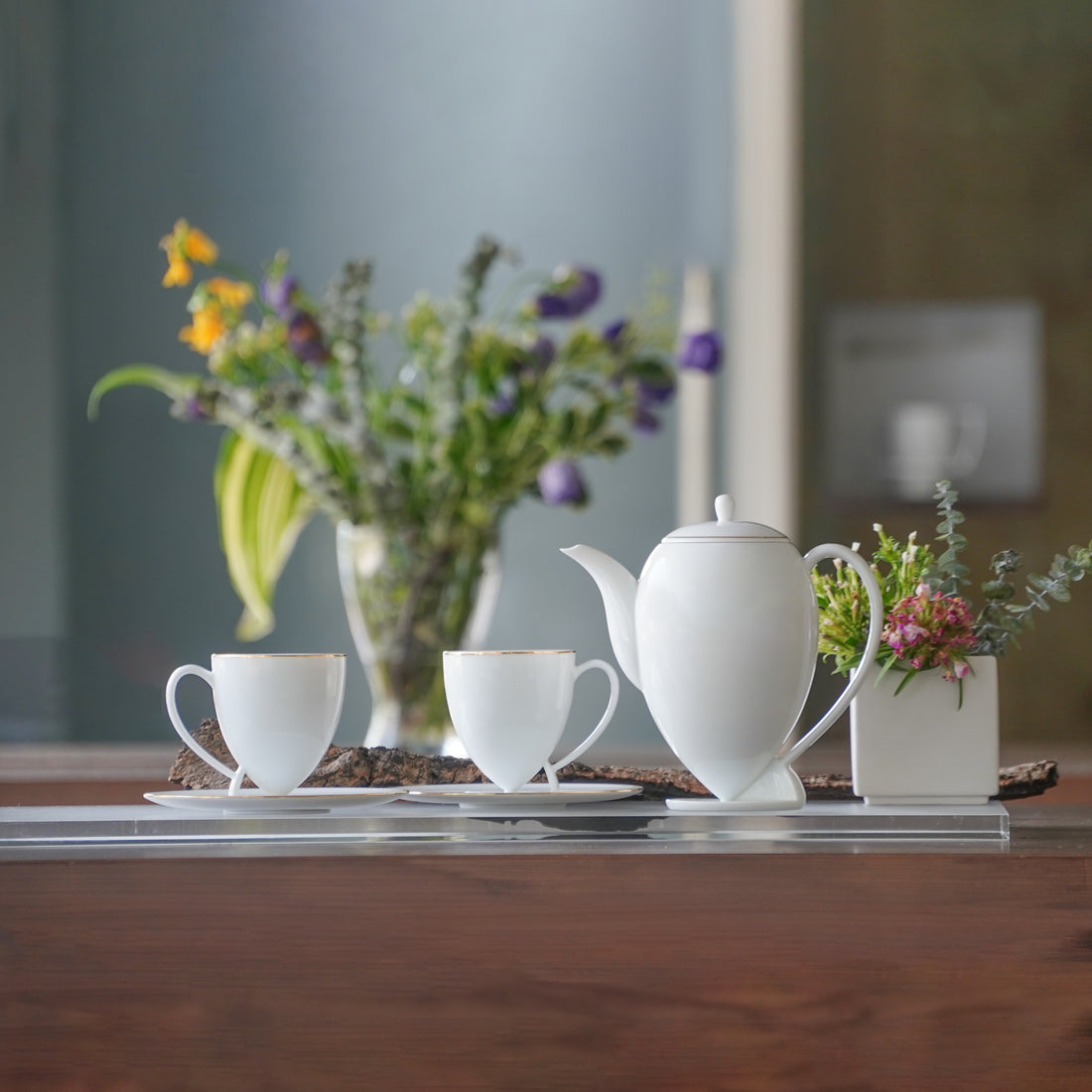 起舞 八方新氣 造形壺 金邊 白瓷藝術 水滴狀 花苞