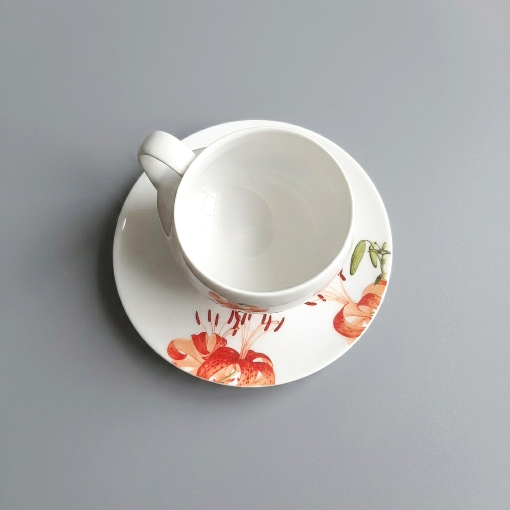 八方新氣 故宮聯名 青春 In Bloom porcelain saucers featuring blooming lily artwork wrapped around the circular form, contemporary porcelain design by NewChi