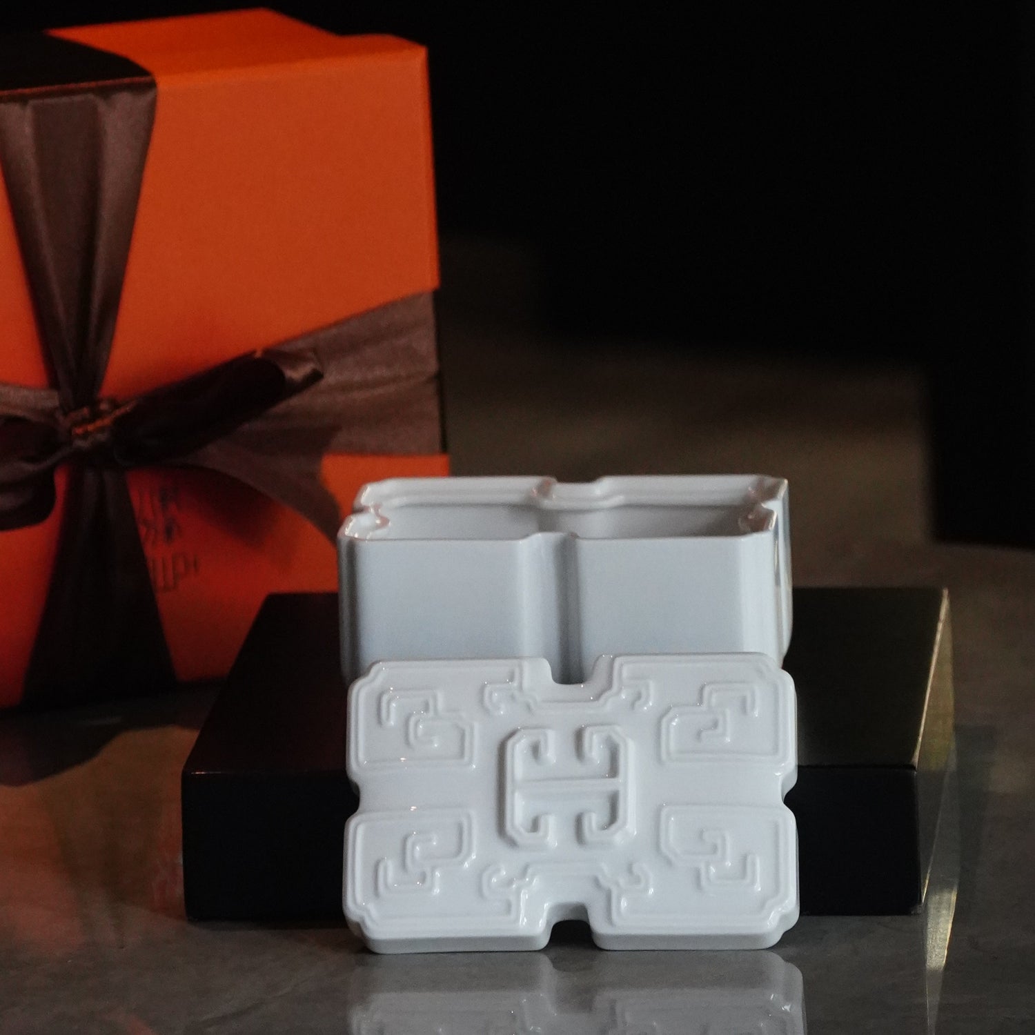 吉壽年年 瓷盒開蓋展示—可作為首飾盒、果盒或居家典雅擺設的多功能藝術瓷器
Eternal Blessings porcelain box opened — multifunctional ceramic box for jewelry, festive fruit, or elegant home display