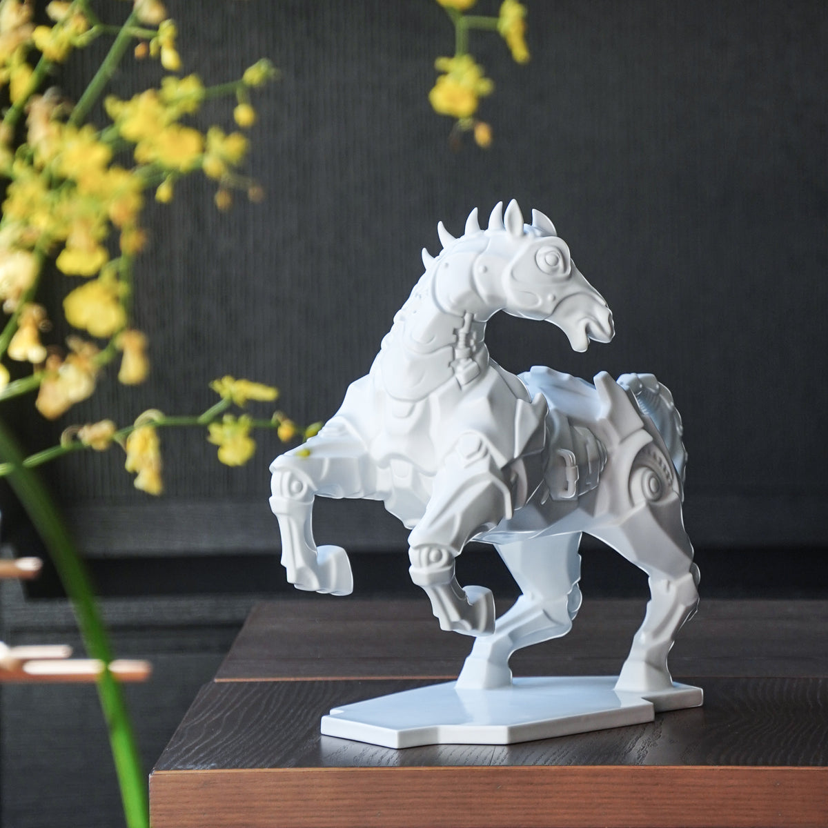 白瓷雕塑《金戈鐵馬》，展現金屬感裝甲與堅毅馬首造型
Steel Horse with Golden Armor showing metallic armor design and determined horse head