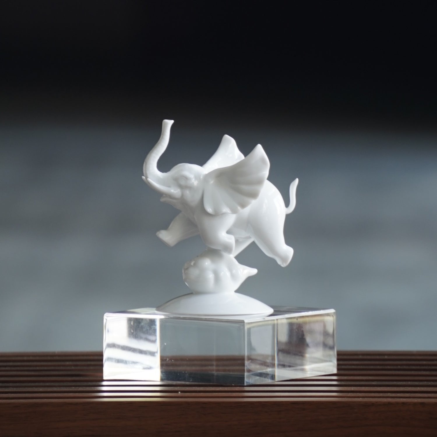 八方新氣 更上層樓 小飛象 白瓷 家飾品