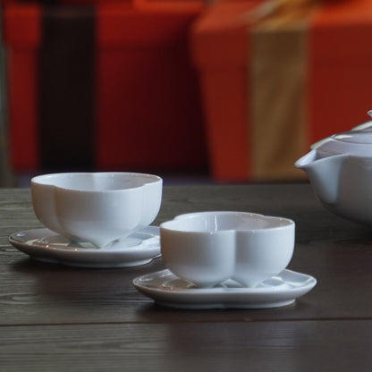 《三星高照》小巧茶杯環繞擺放，象徵有緣比鄰、共享時光   tea cups representing shared moments and connected fates
