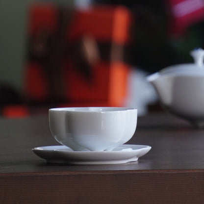 《三星高照》小巧茶杯環繞擺放，象徵有緣比鄰、共享時光   tea cups representing shared moments and connected fates
