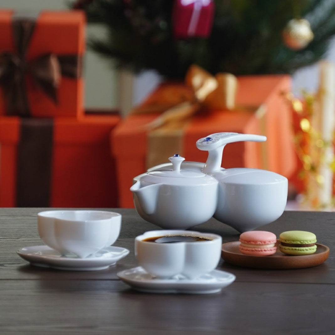 白瓷茶具組《三星高照》，包含一壺三杯，象徵福祿壽齊聚的美好祝願