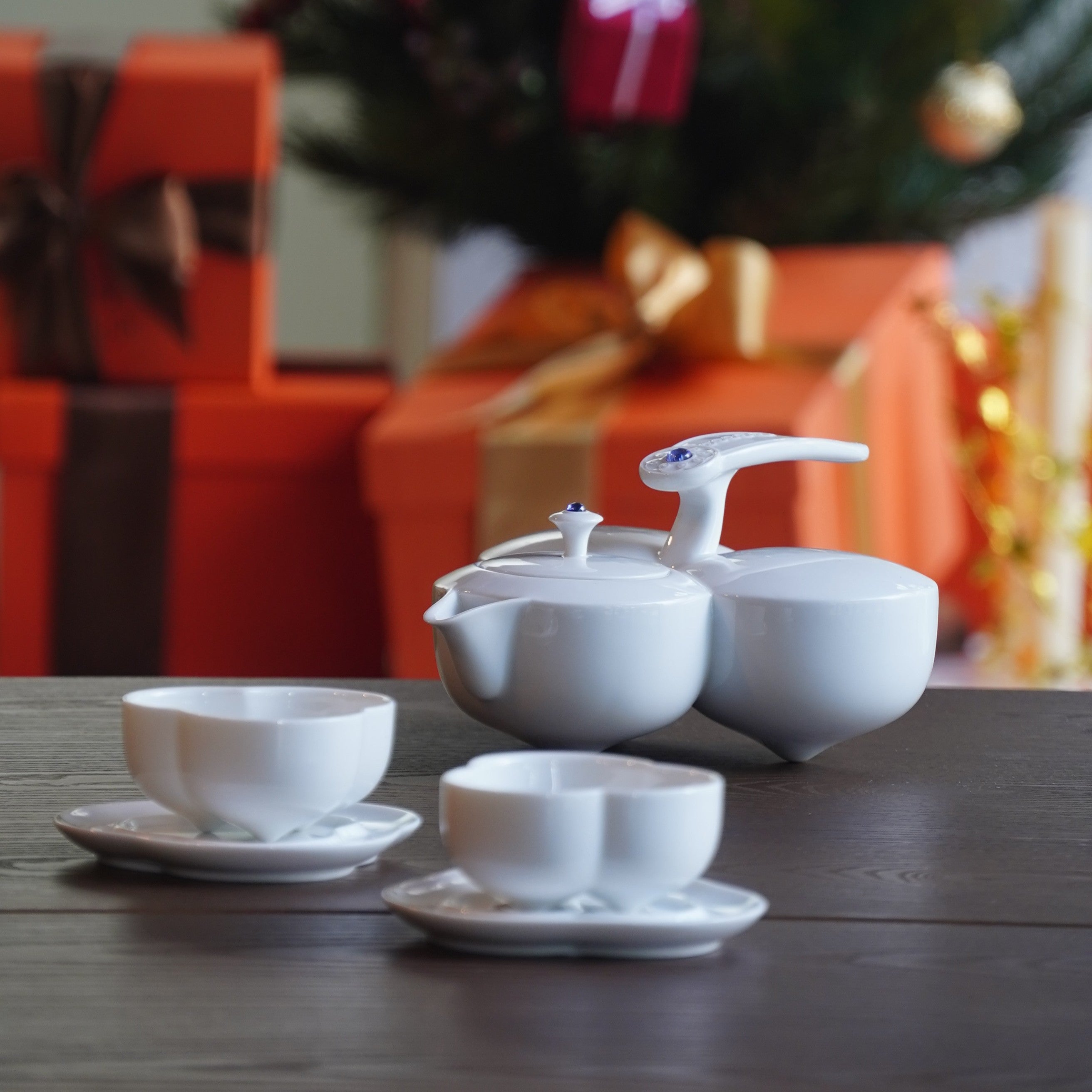 圓潤壺身與內凹壺嘴設計，展現福氣與優雅細節 Rounded teapot body with recessed spout, conveying blessings and refined elegance