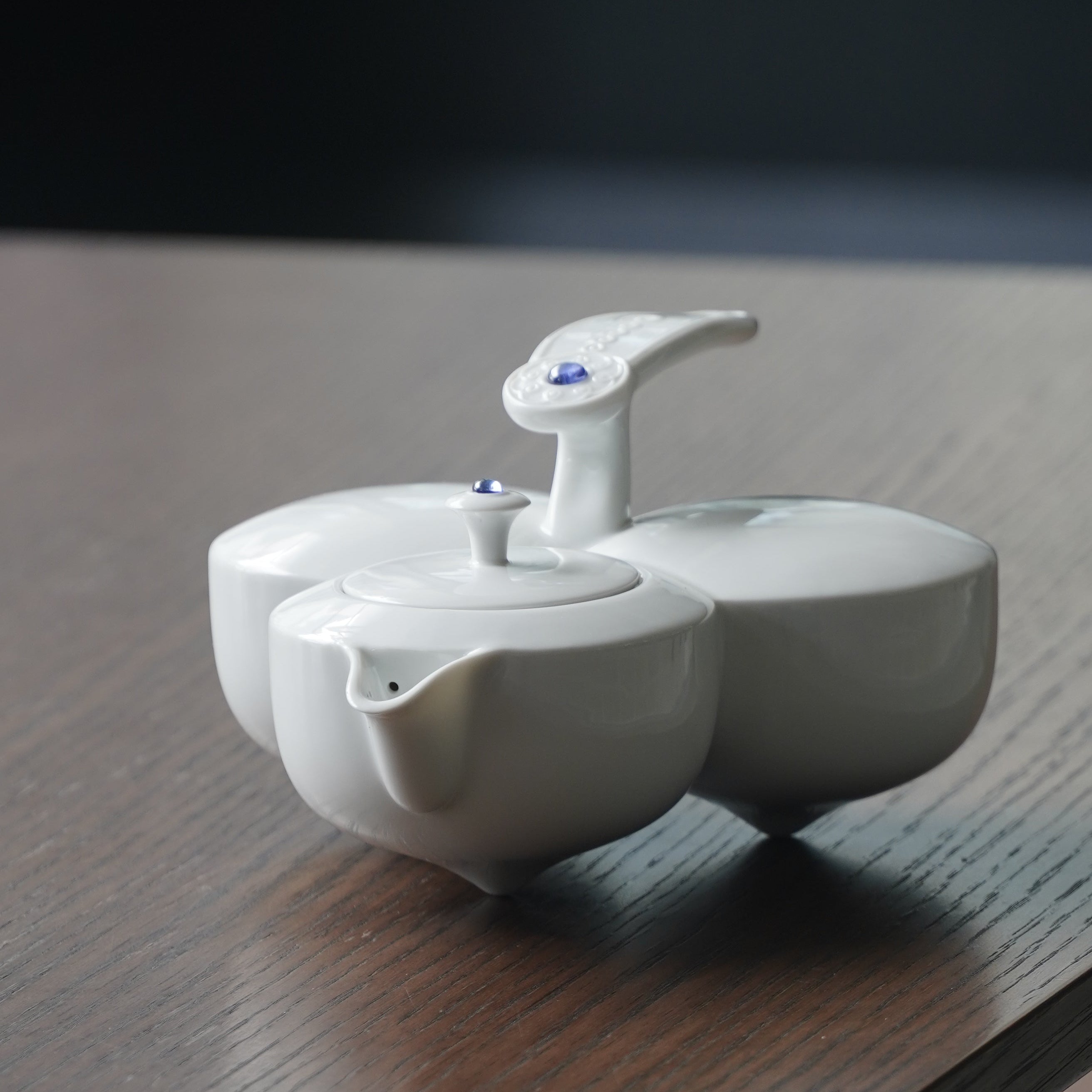 適合節慶贈禮與親友聚會的高雅茶具，傳遞祝福與美好 Elegant porcelain tea set for festive gifting and heartfelt gatherings, offering blessings in every pour