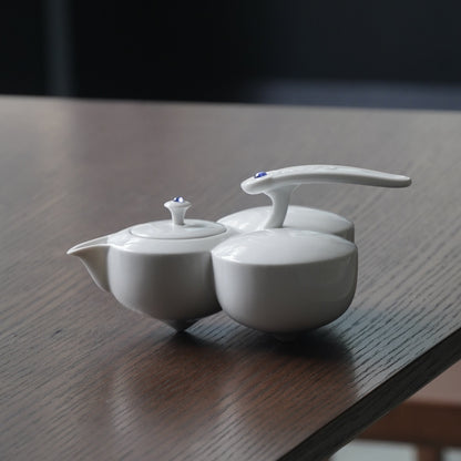 圓潤壺身與內凹壺嘴設計，展現福氣與優雅細節 Rounded teapot body with recessed spout, conveying blessings and refined elegance
