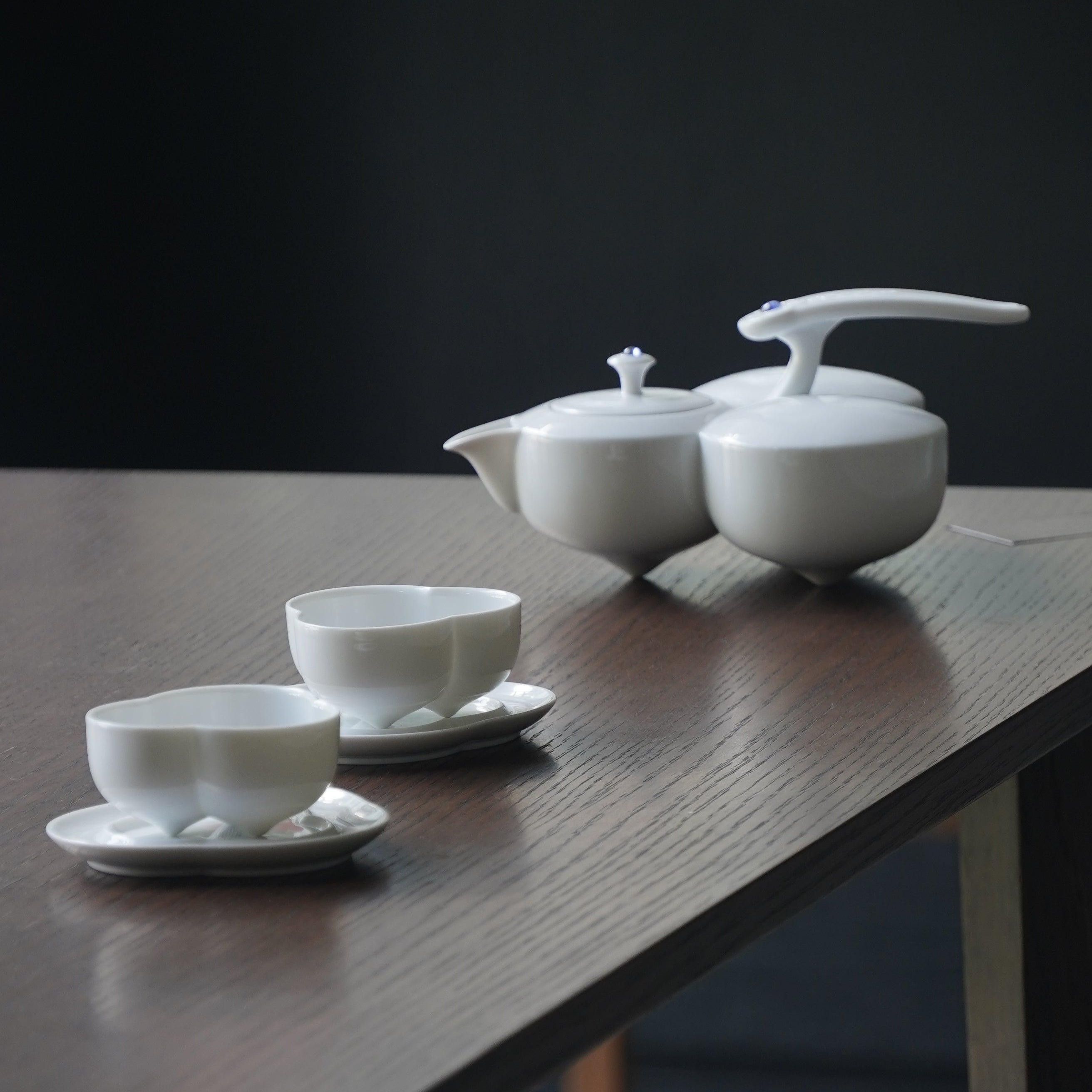 適合節慶贈禮與親友聚會的高雅茶具，傳遞祝福與美好 Elegant porcelain tea set for festive gifting and heartfelt gatherings, offering blessings in every pour