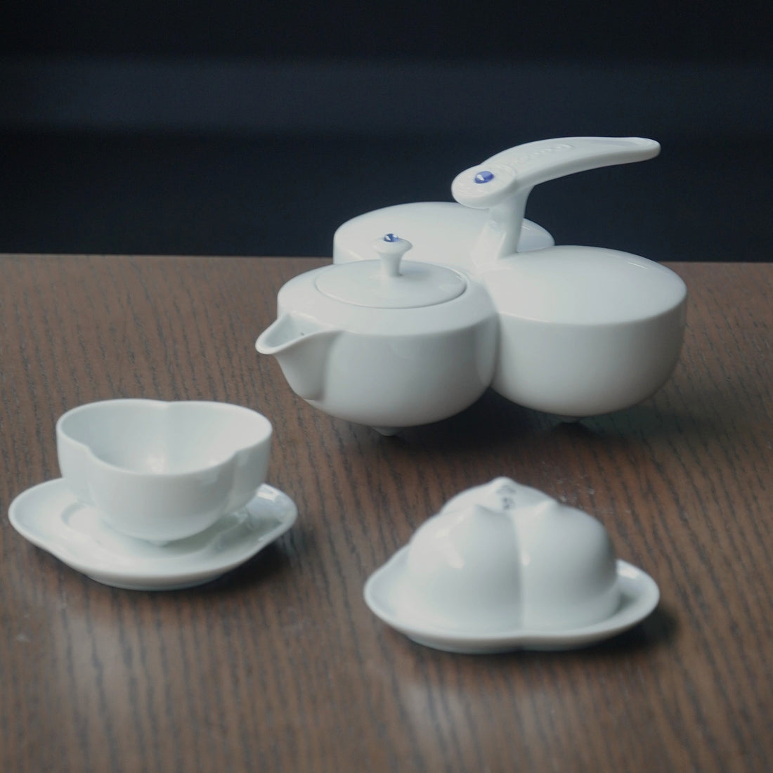 透明釉襯托出器型肌理，光影流轉間展現細節之美
Transparent glaze enhances porcelain texture, revealing elegant details through shifting light