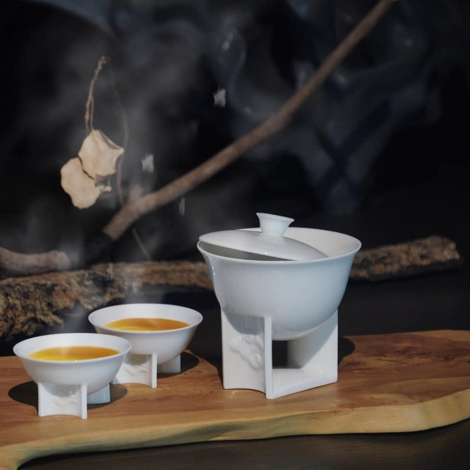 八方新氣〈如意雲遊〉白瓷蓋碗與茶杯，高台底座，木盤上