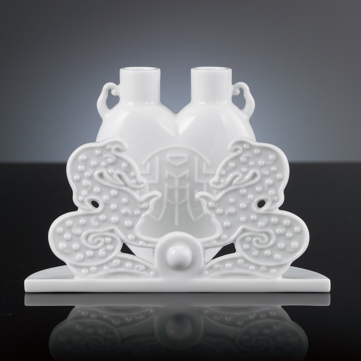 《萬事亨通》瓷器作品。龍、珠、瓶三象合一的升遷禮首選，展現氣勢與祝福
