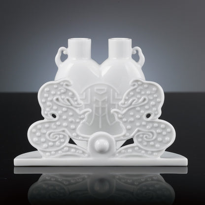 《萬事亨通》瓷器作品。龍、珠、瓶三象合一的升遷禮首選，展現氣勢與祝福