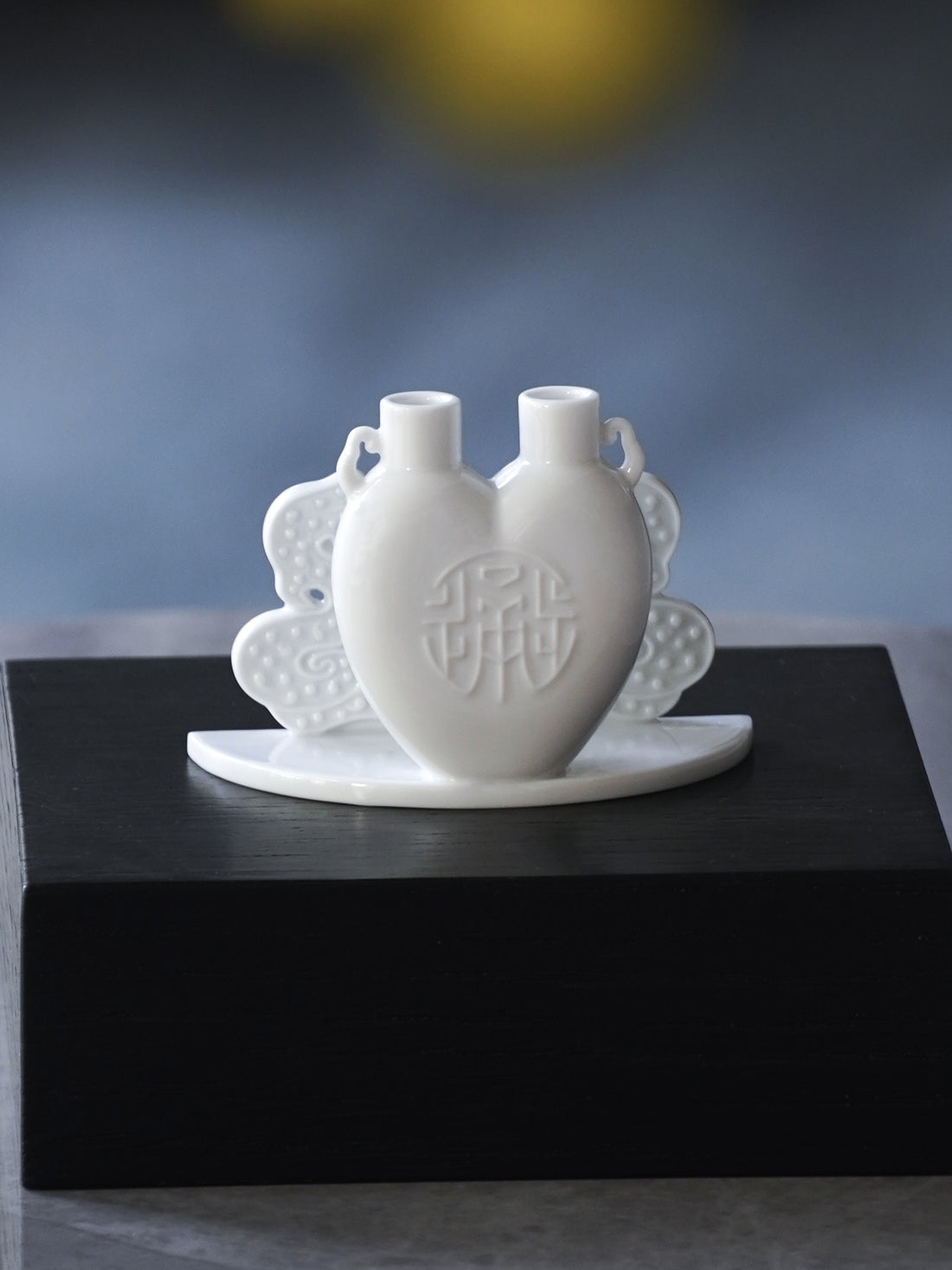 《萬事亨通》瓷器作品，兩瓶造型象徵通達與事業順利
Dual vase card holder engraved with the word “通”, meaning flow and communication