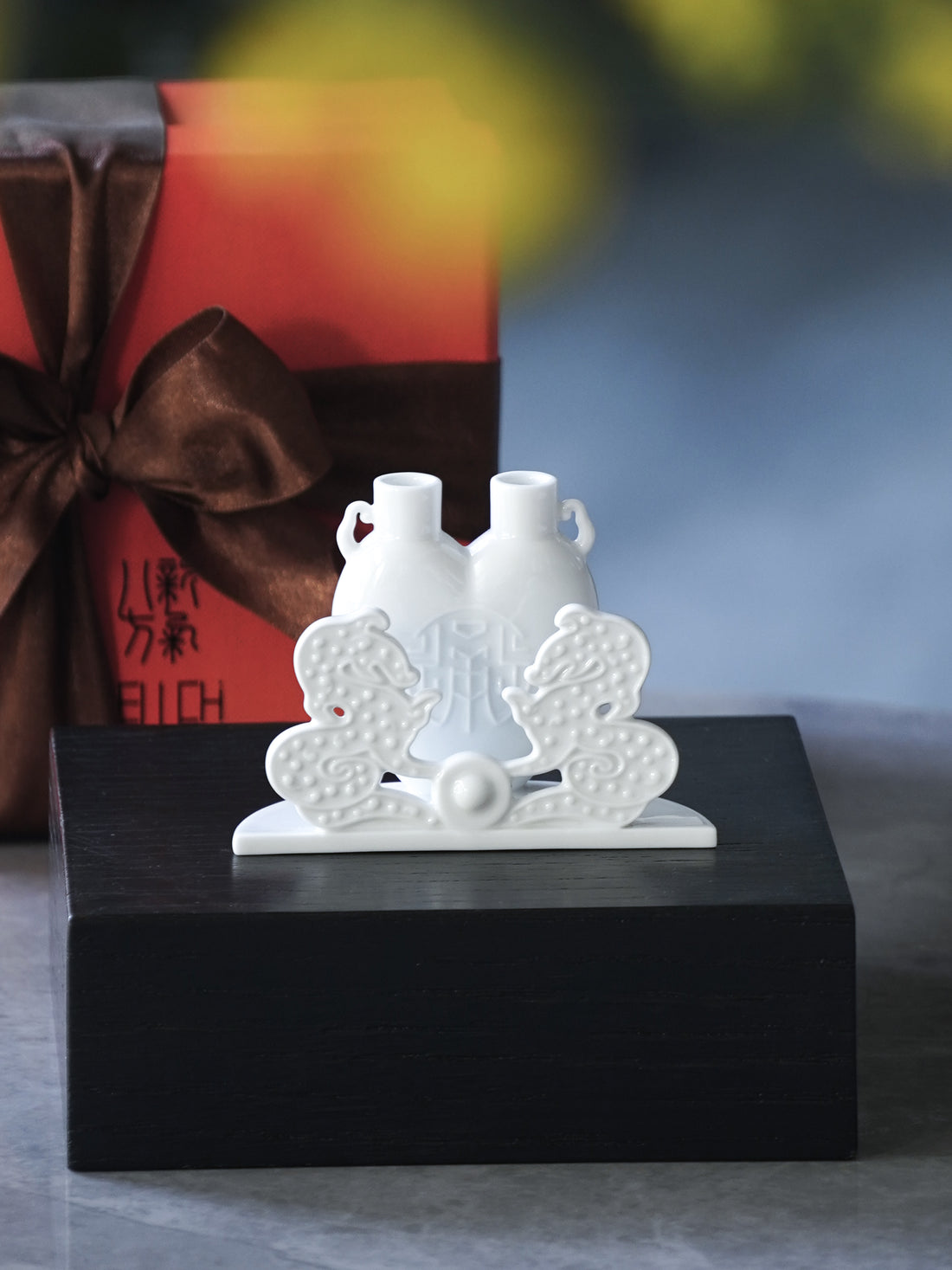 雙龍抱珠設計的《萬事亨通》名片筆座，象徵祥瑞與富貴