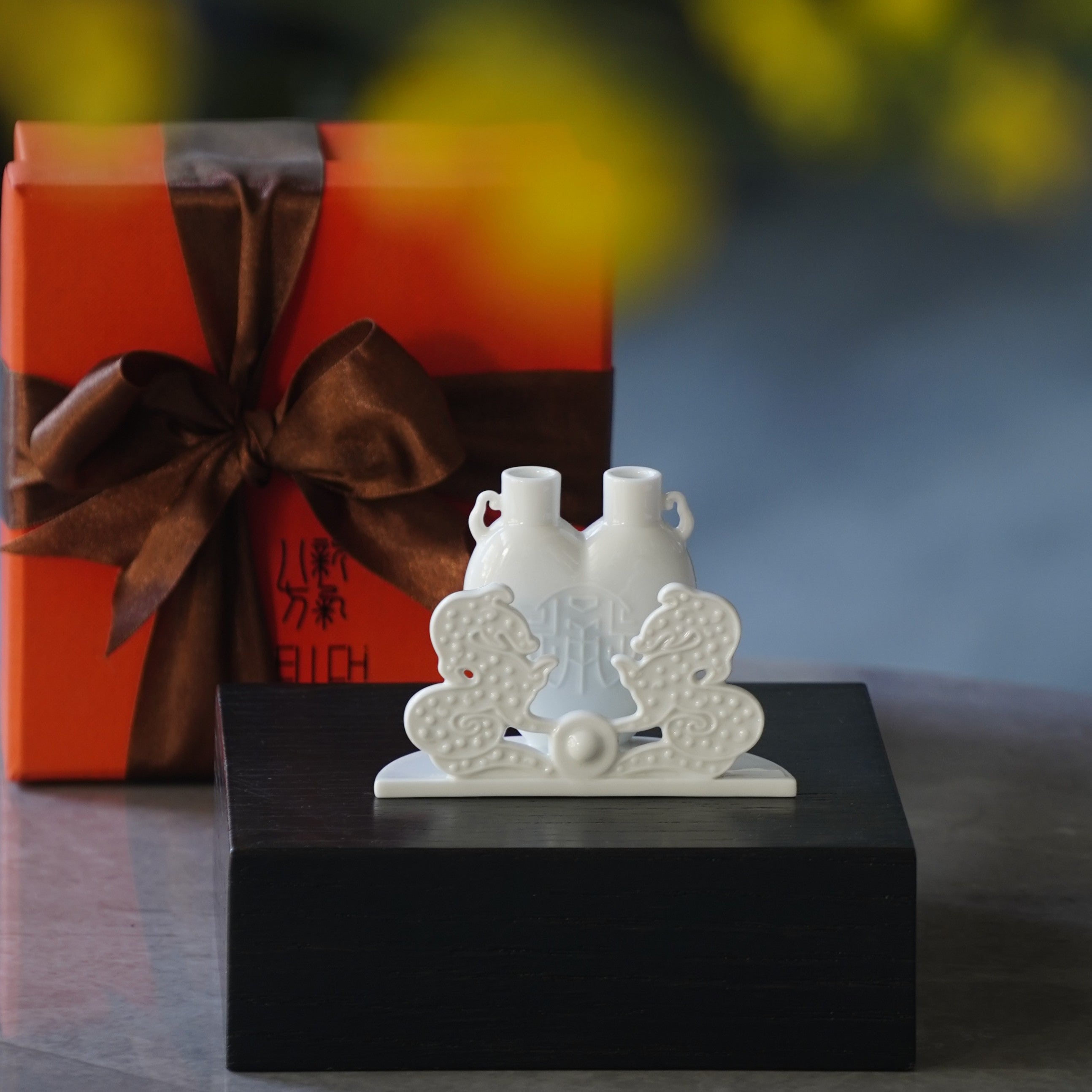 雙龍抱珠設計的《萬事亨通》名片筆座，象徵祥瑞與富貴