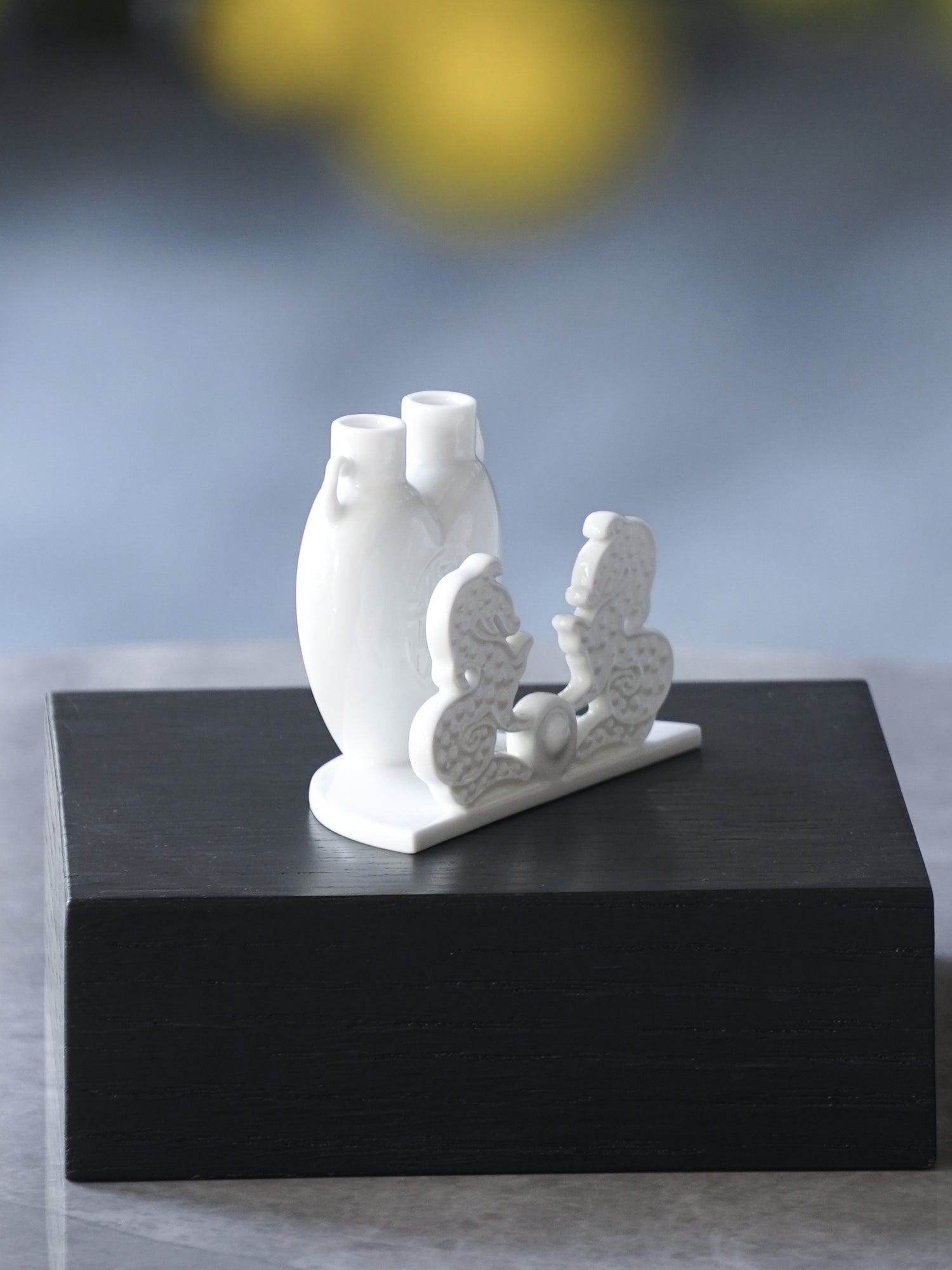 《萬事亨通》瓷器作品龍、珠、瓶三象合一的升遷禮首選，展現氣勢與祝福