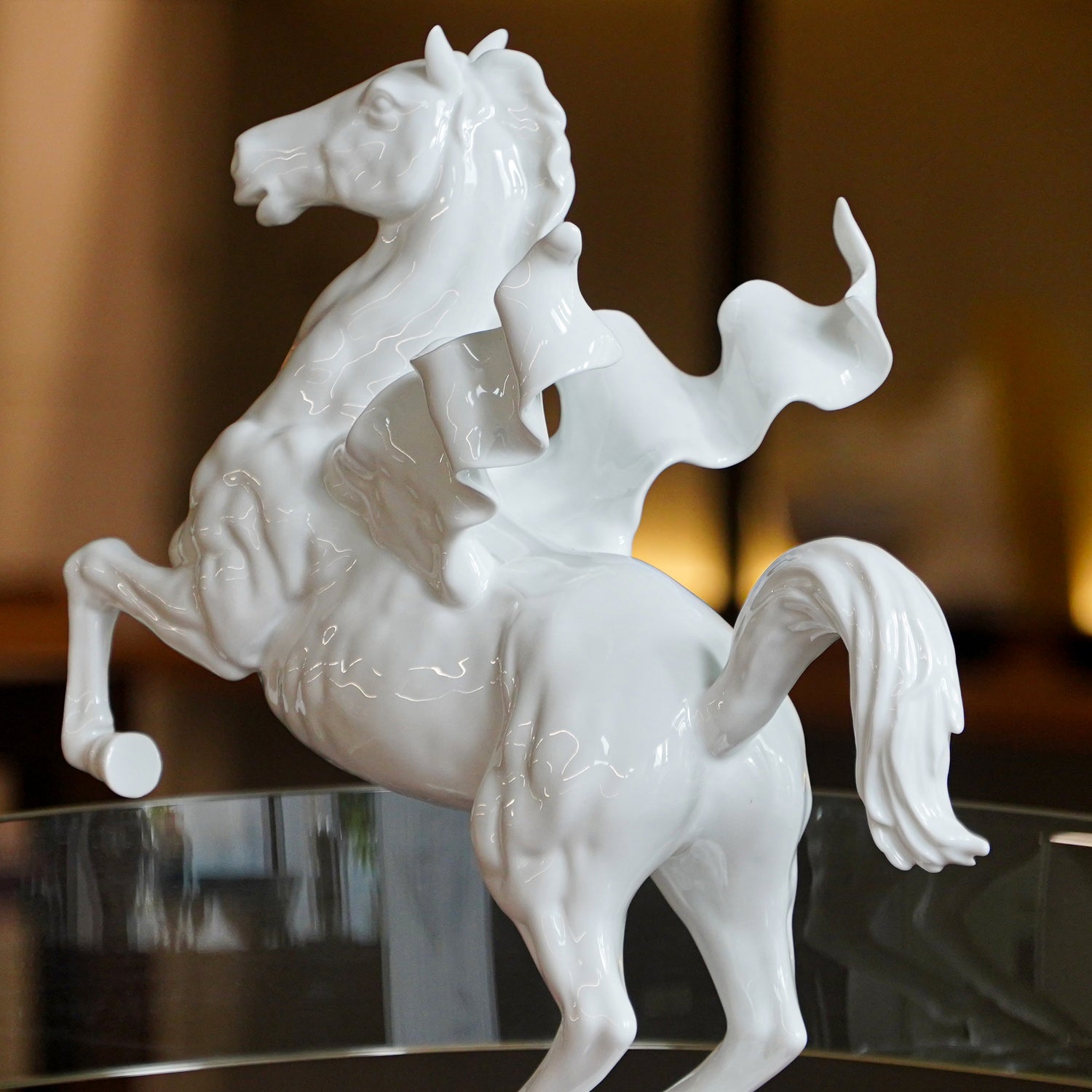 白瓷飛馬藝術擺飾，象徵馬到成功與突破蛻變