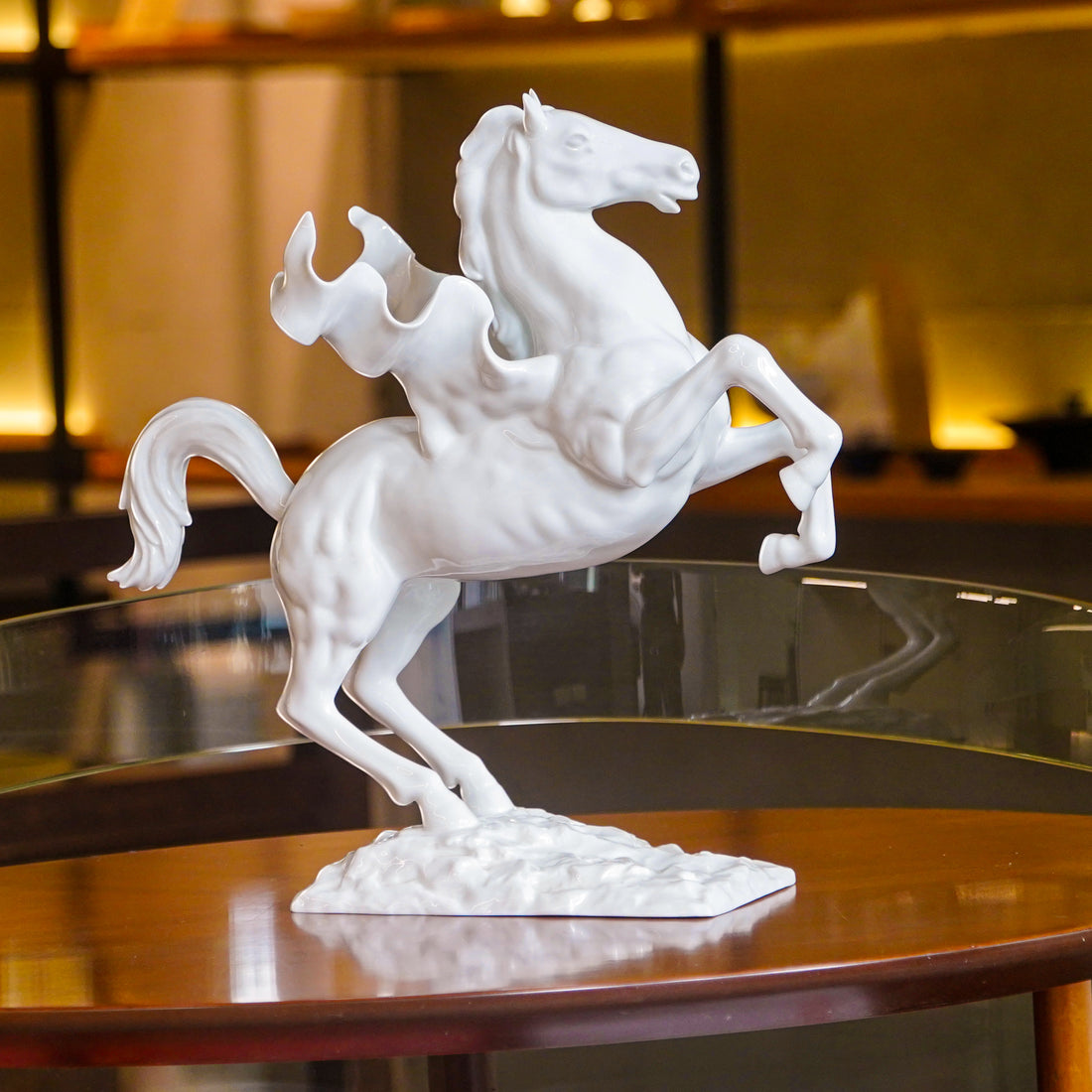 白瓷飛馬藝術擺飾，象徵馬到成功與突破蛻變