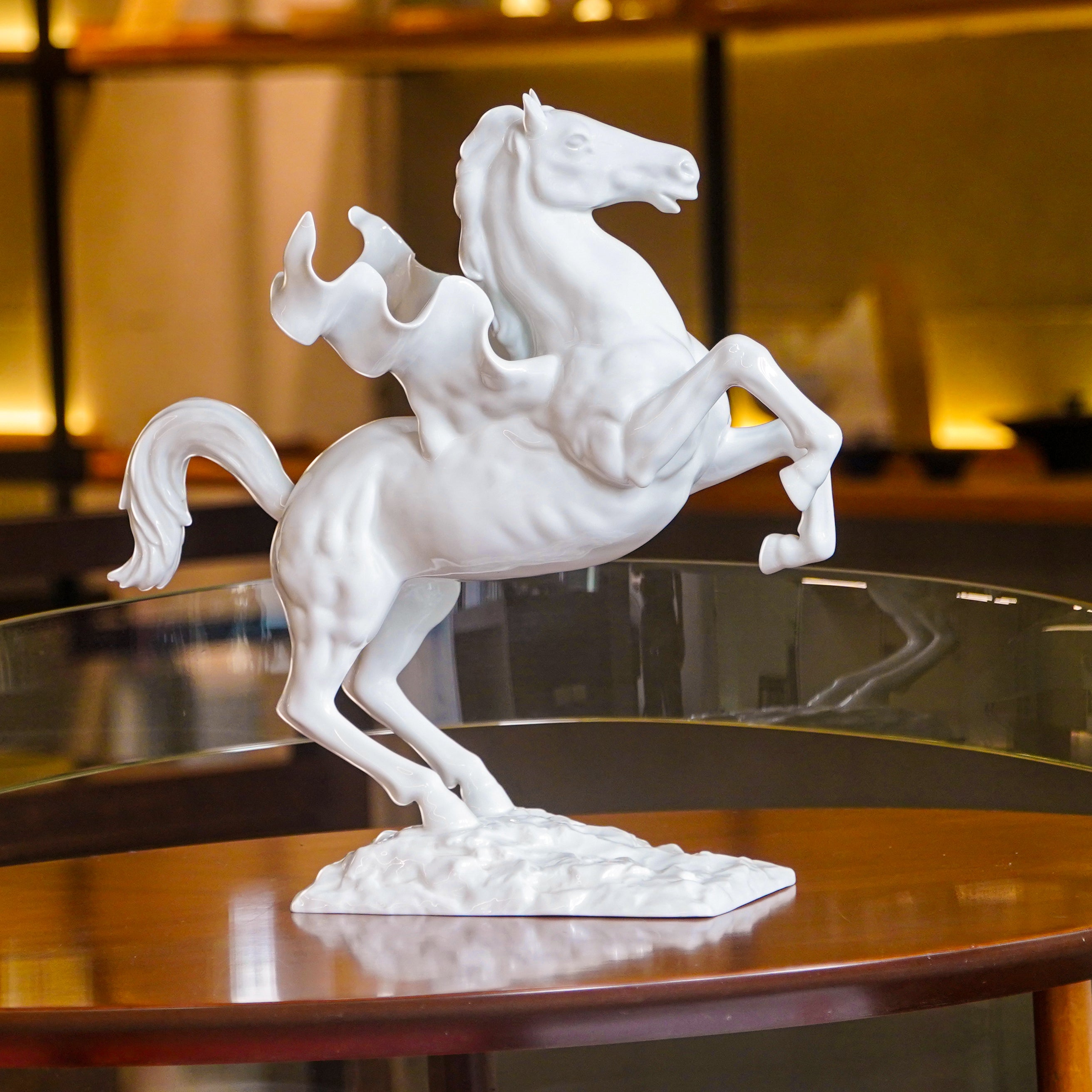 白瓷飛馬藝術擺飾，象徵馬到成功與突破蛻變