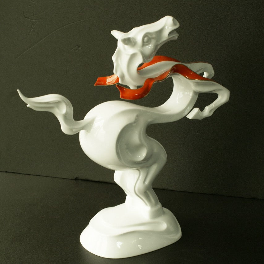 馬身如龍，飄帶飛揚的動態構圖  Dragon-like horse with flowing red ribbons
