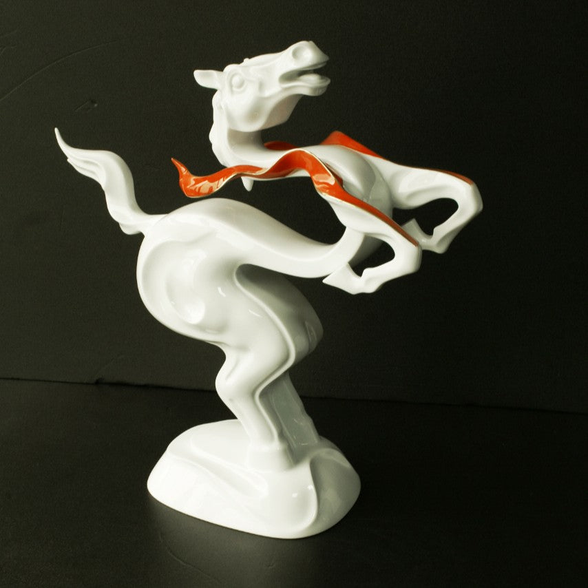 瓷器生肖馬蹄騰空與昂首前躍細節
Elevated horse hooves and raised head detail
