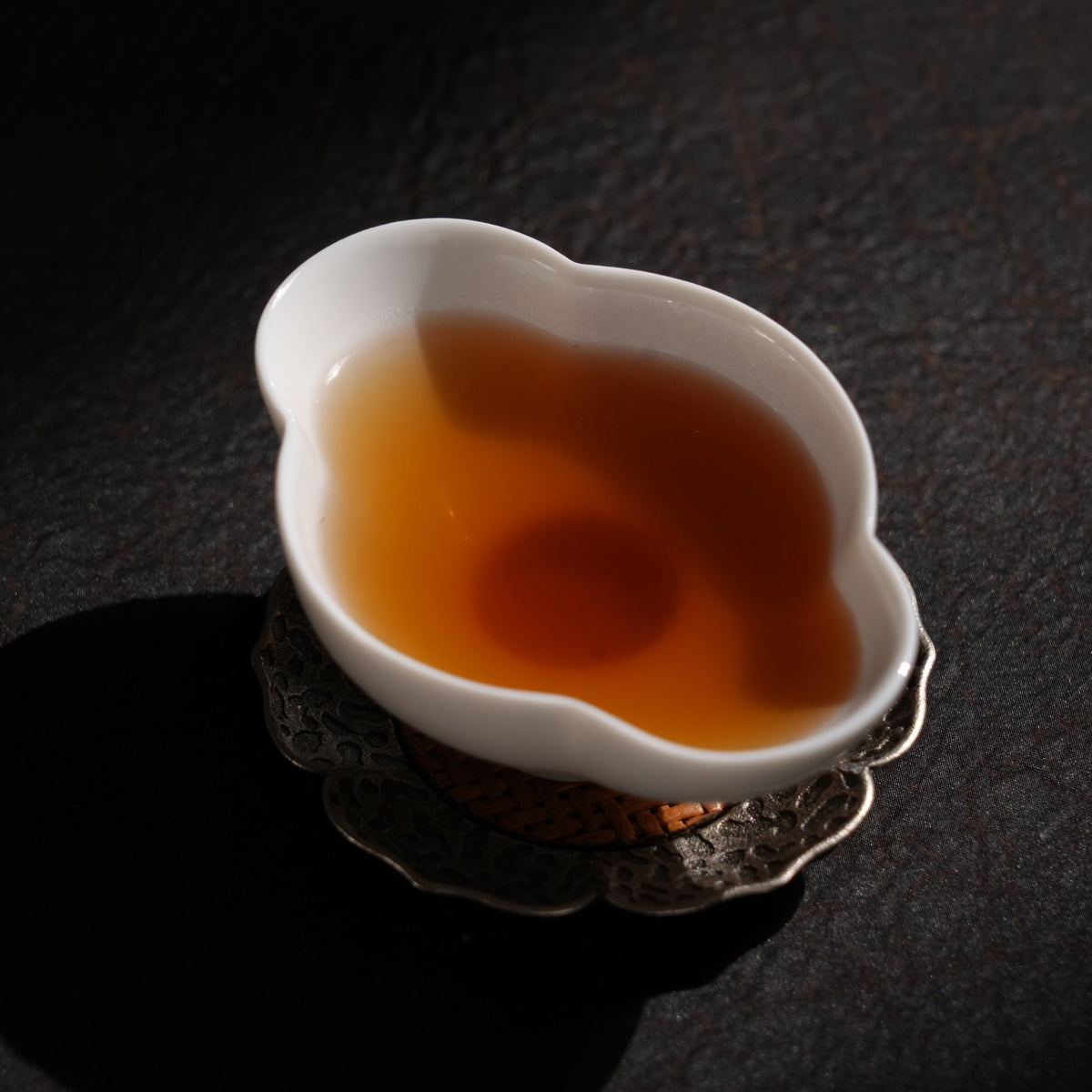 簡愛茶杯花瓣造型如盛放花朵，承接茶香亦承接情意，適合節慶送禮與藝術收藏